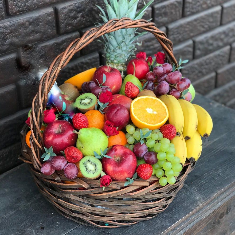 свадебный сет с белым букетом и шампанским для невесты из небольшого города