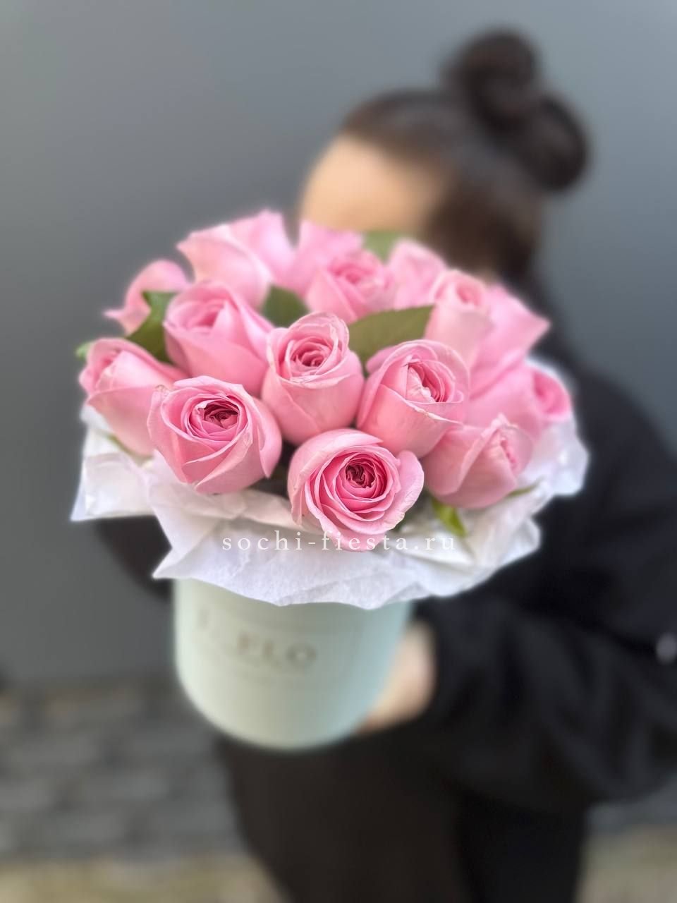 зимняя композиция с амариллисом и еловыми ветвями в Подольске