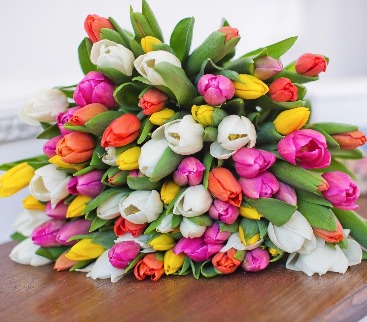 классическая корзина с лилиями и розами для юбилея в Подольске