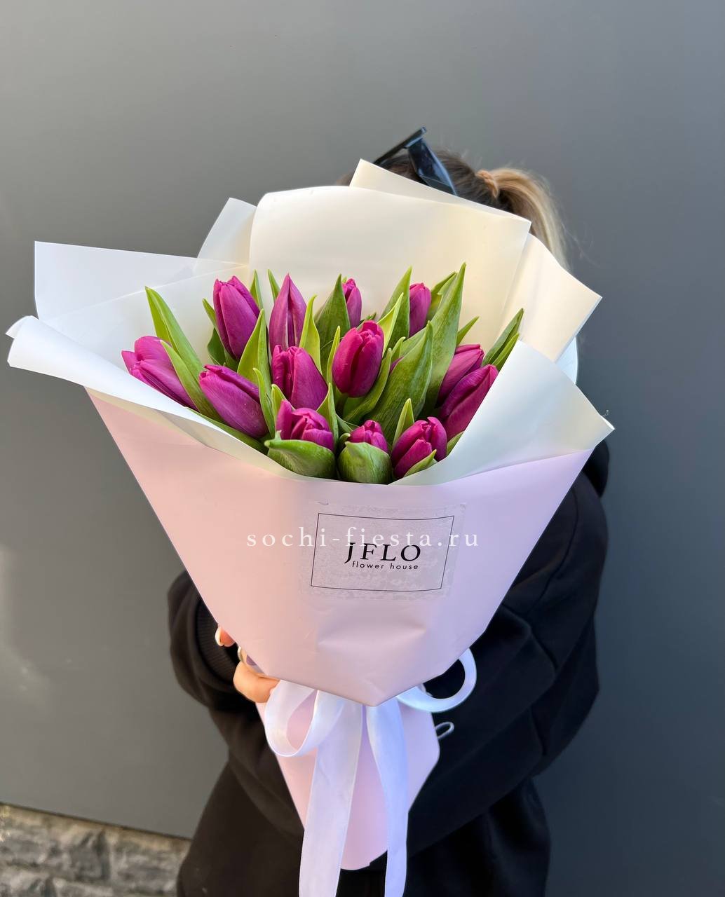 видовой каталог с розами и хризантемами в студии флористики в Подольске