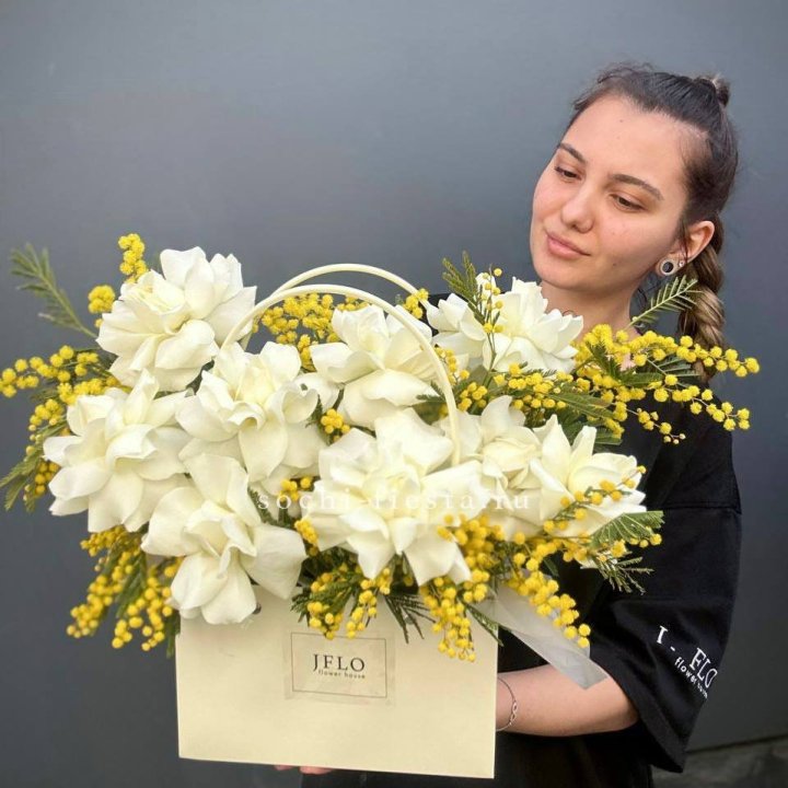 Французские Розы и мимоза  в сумочке  в Подольске