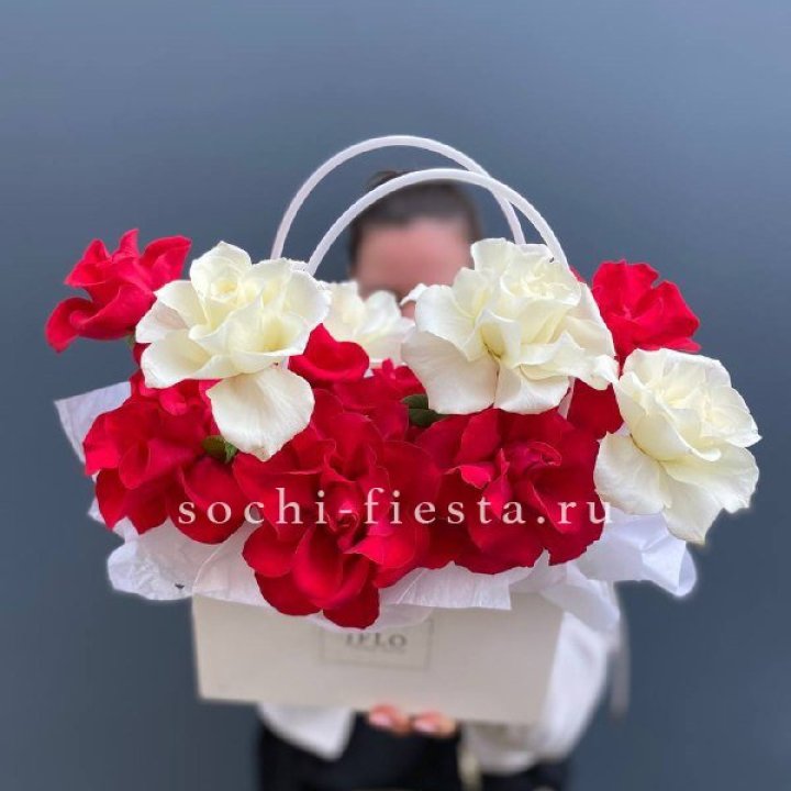 Сумочка  красных и белых роз в Подольске