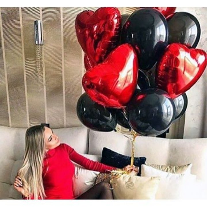 Фонтан из красных сердец с чёрными шарами  в Подольске