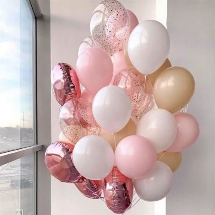 Фонтан шаров розового и белого цветов в Подольске