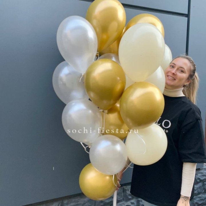 Облако шаров из белого и золотого оттенков в Подольске