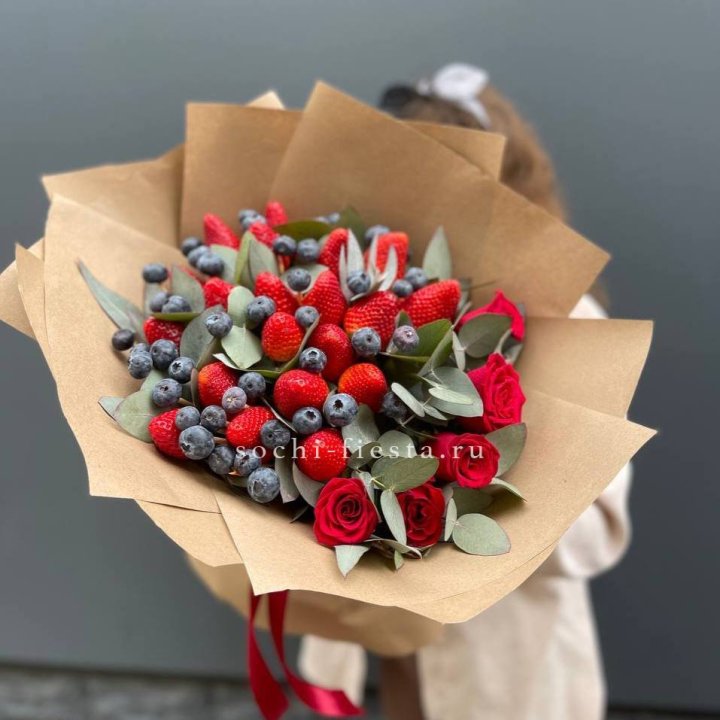 Клубника и голубика с цветами в Подольске