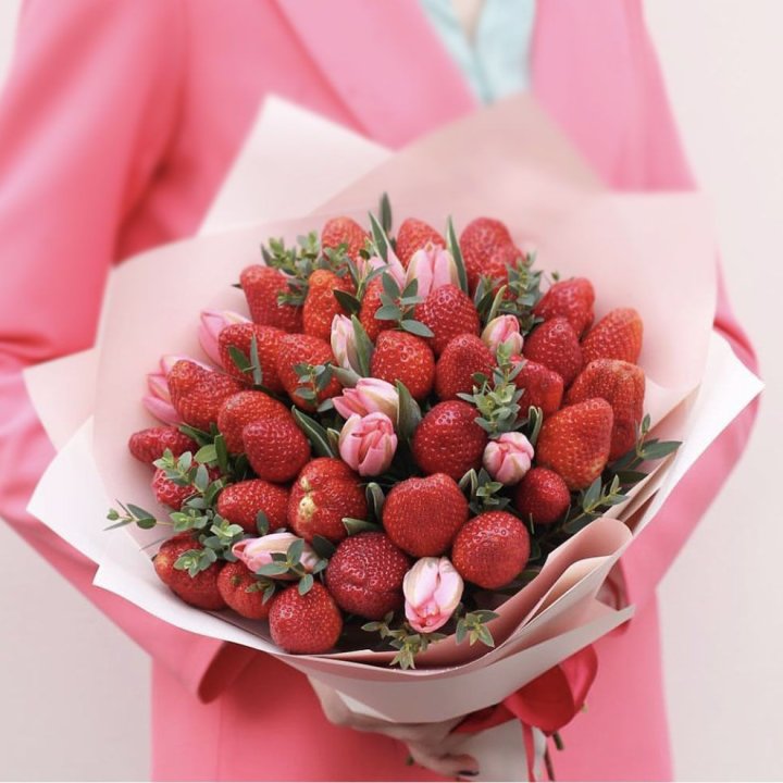 Тюльпаны и клубника в Подольске