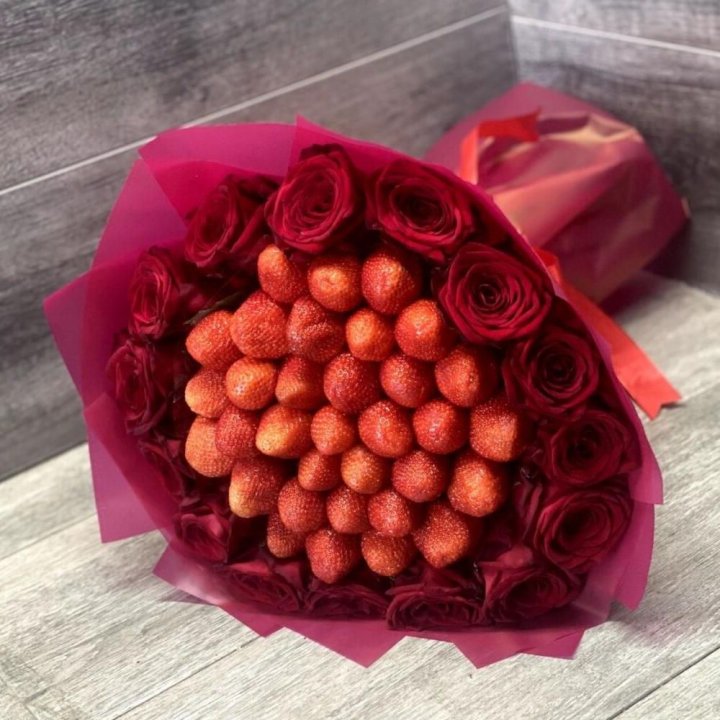 Клубничный букет с розами в Подольске