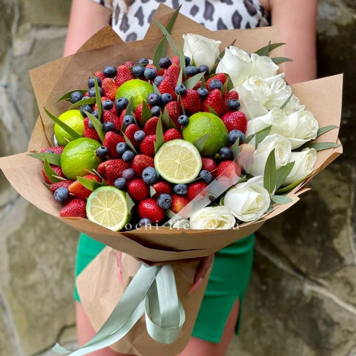 Ягодно-цитрусовый букет с розами в Подольске
