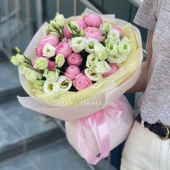 Букет кустовых роз с эустомой в Подольске