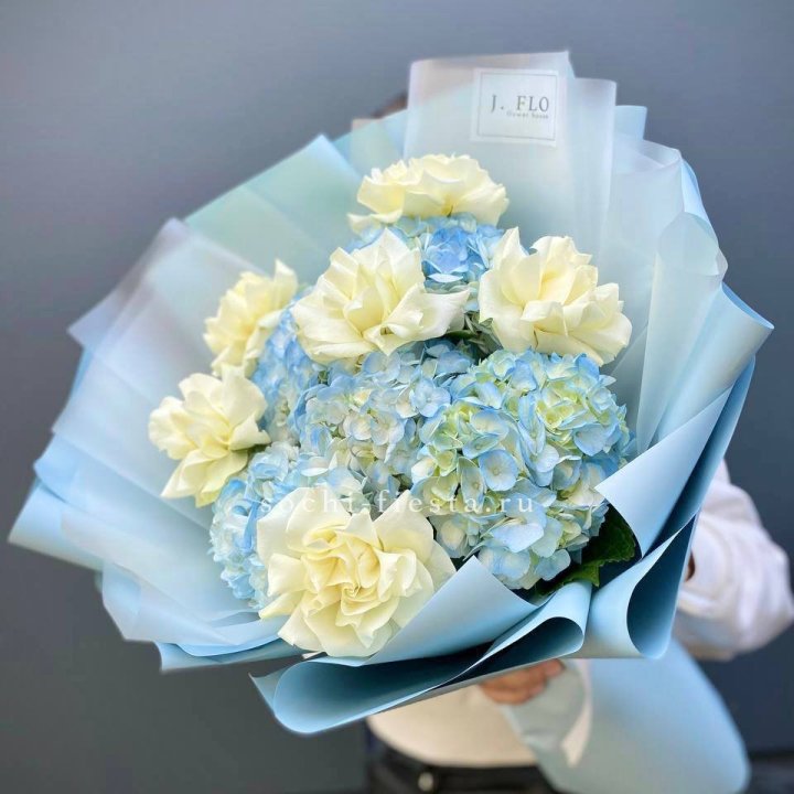 Букет из голубых гортензий и роз  в Подольске