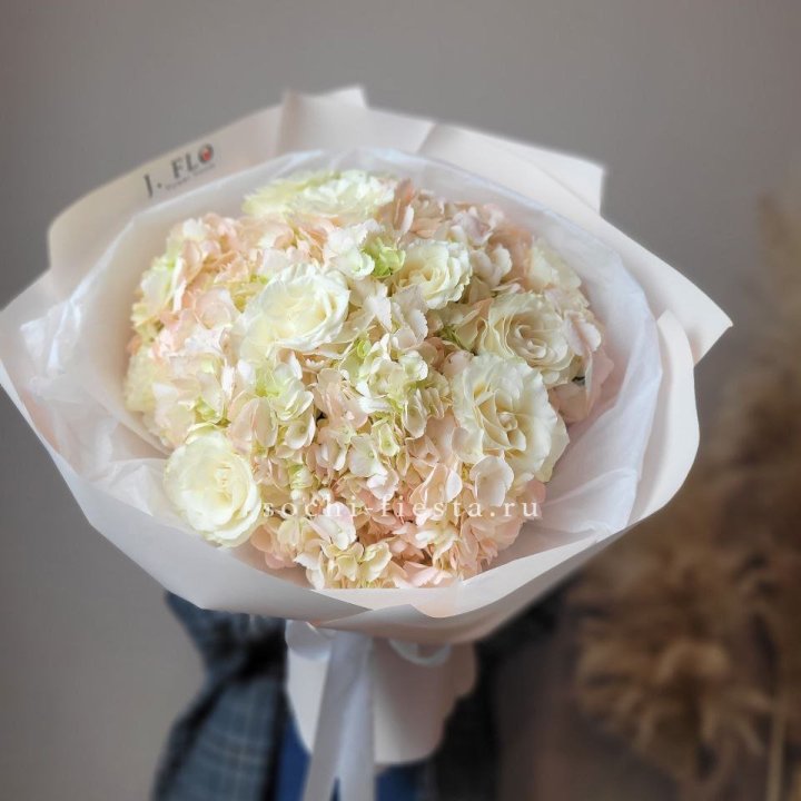  Букет гортензии и роз  в Подольске
