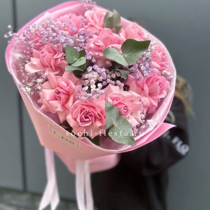 Розовые французские розы с гипсофилой в Подольске