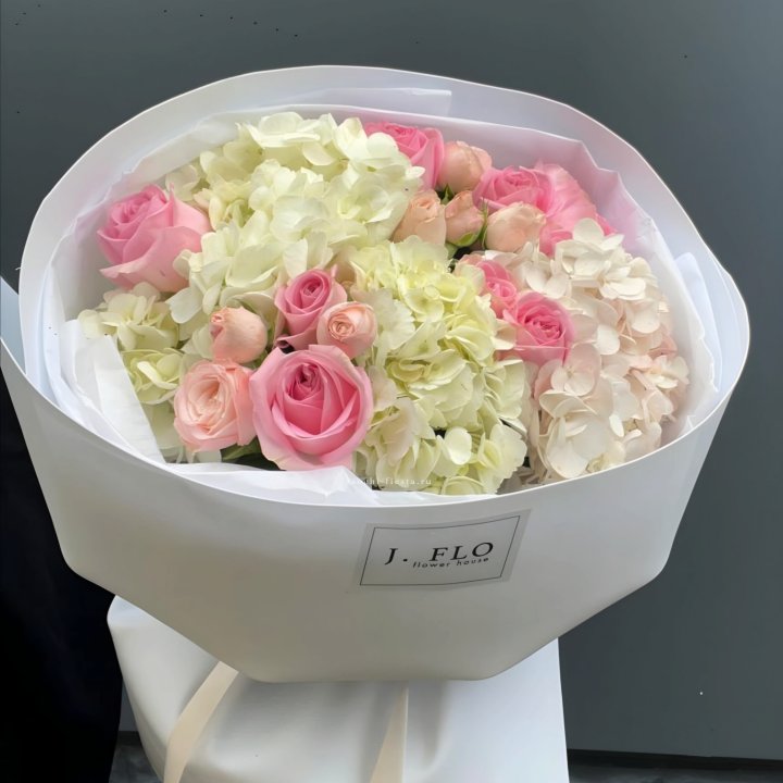  Букет гортензии и роз  "Тиамо" в Подольске