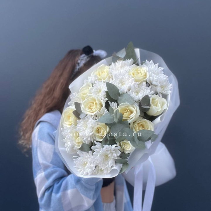  Букет белых роз с хризантемой  в Подольске