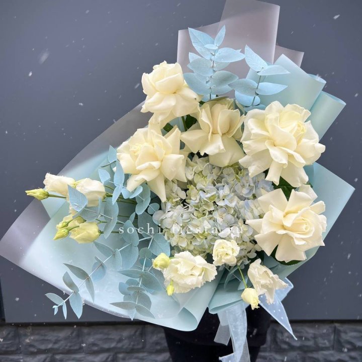 Букет с гортензией и белыми французскими розами в Подольске