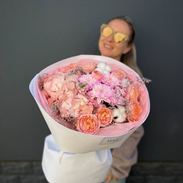 Букет гортензии и кустовых роз  в Подольске