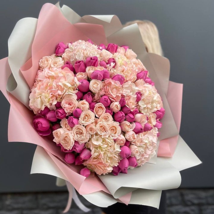 Букет кустовые розы и гортензия в Подольске