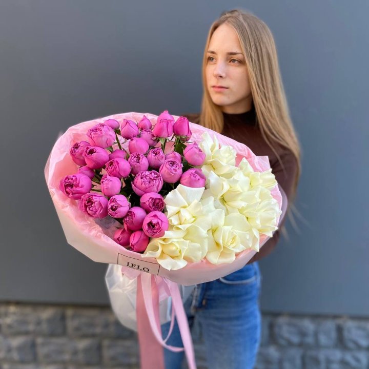 Дуо белых и кустовых роз в Подольске