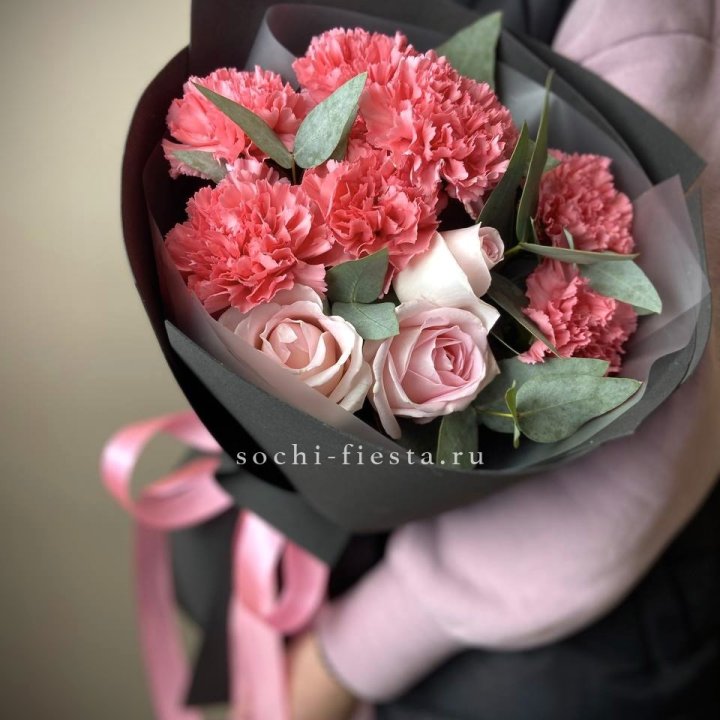 Букет из роз и диантусов "Пенелопа" в Подольске