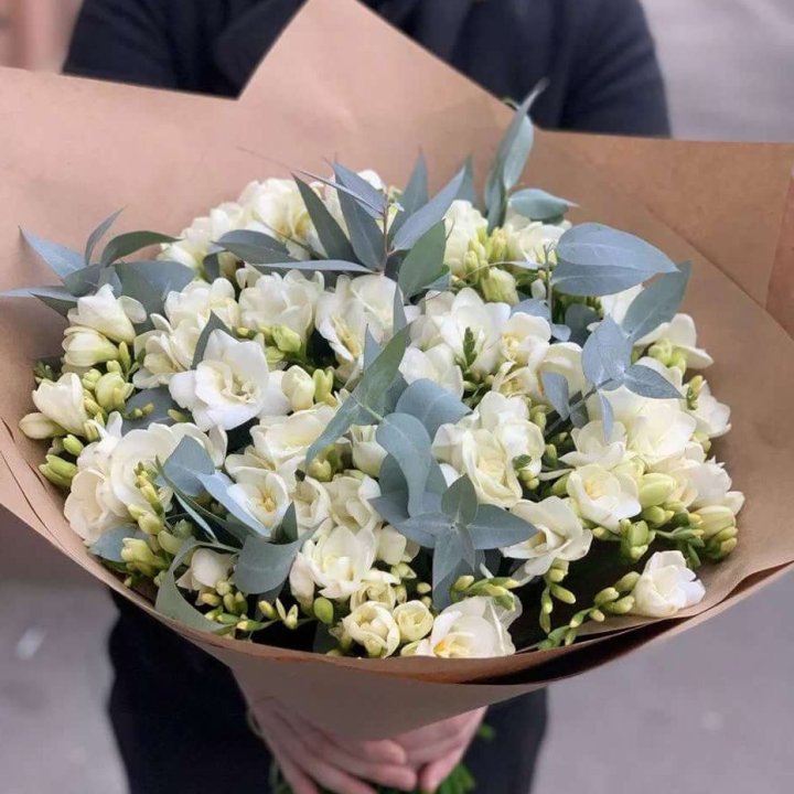 51 фрезия с эвкалиптом в Подольске