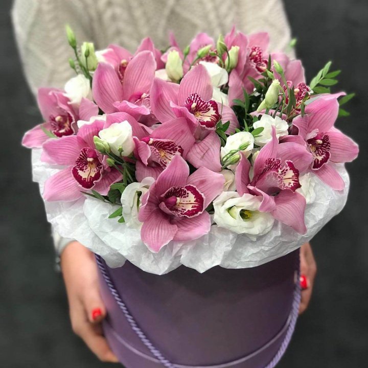 Орхидея и эустома в шляпной коробке в Подольске