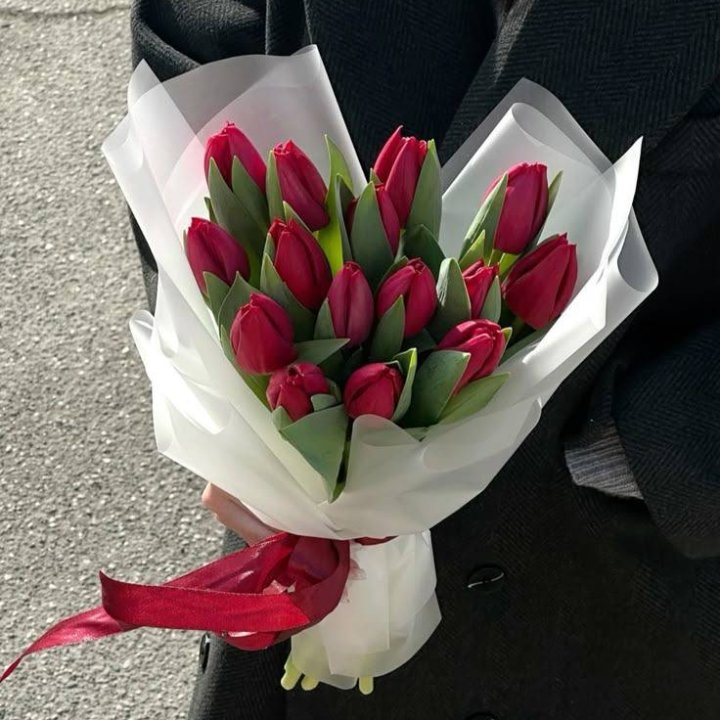15 красных тюльпанов в Подольске