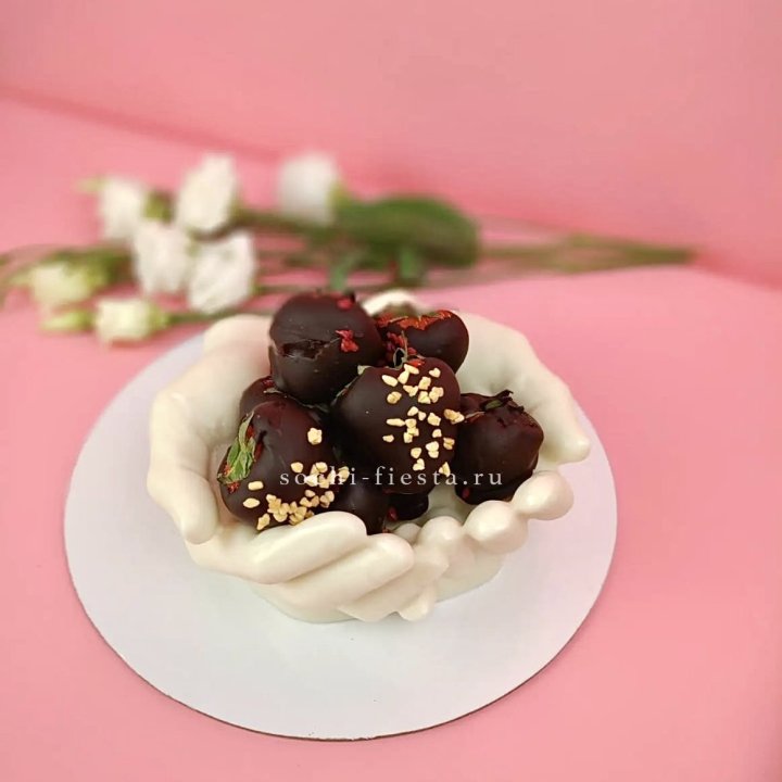 Клубника в шоколаде на шоколадных ладонях  в Подольске