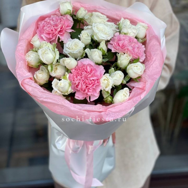 Букет розы с диантусами "Блэш" в Подольске