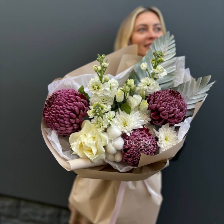 Хризантемы с маттиолой розами эустомой Чика в Подольске