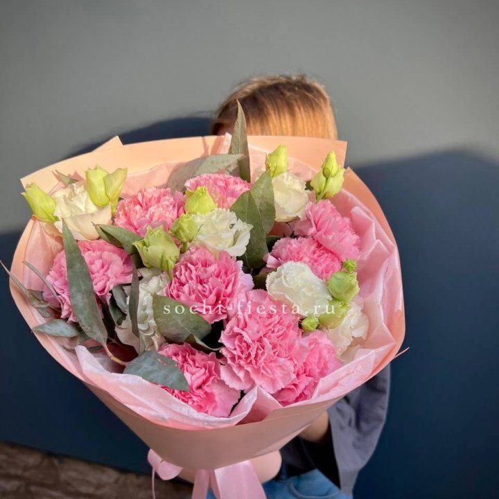 Букет гвоздик и  эустом "Сири" в Подольске