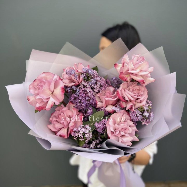 Букет из розовых роз и сирени в Подольске