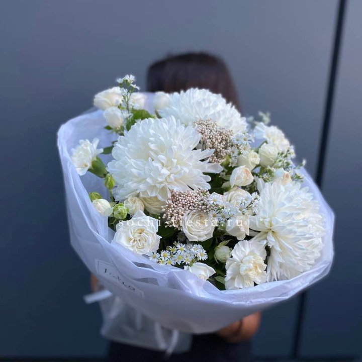 Букет хризантем и роз вайт шотс в Подольске