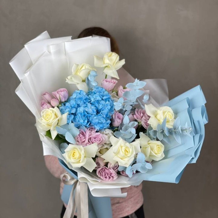 Дизайнерский букет "Блю скайфорт" в Подольске