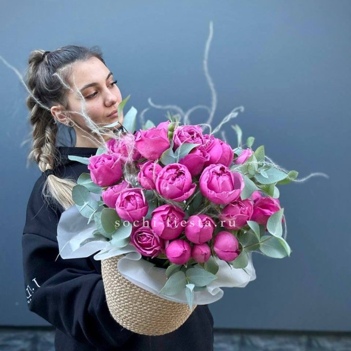 Пионовидные розы  в джутовом кашпо  в Подольске