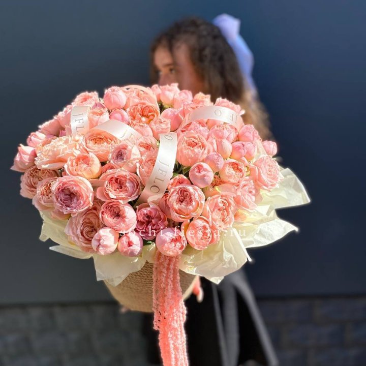 Кустовые розы Джульетта в джутовом кашпо в Подольске