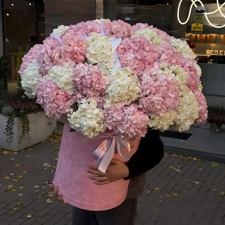 Дизайнерский цилиндр с гортензиями  в Подольске