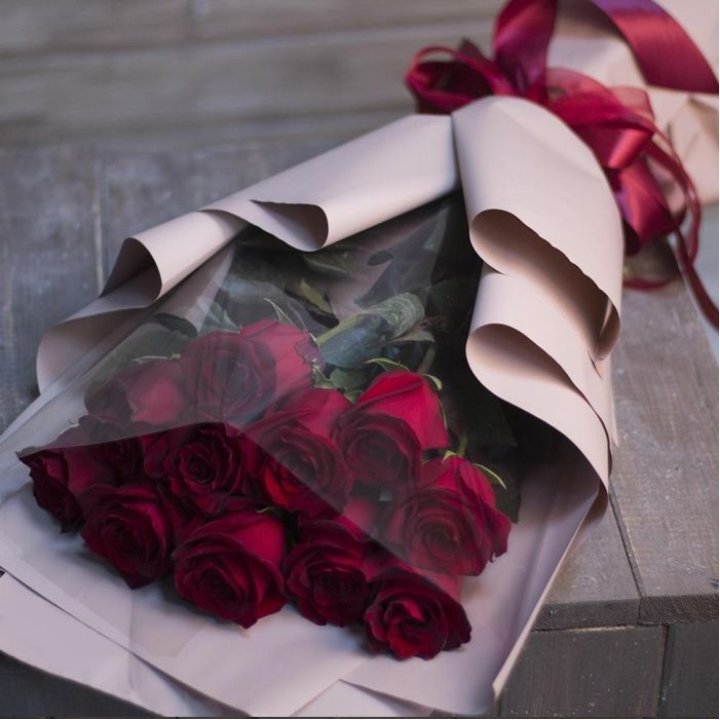 11 голландских роз в оформлении в Подольске