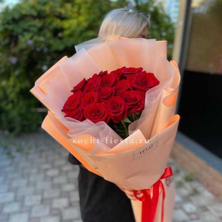 15 голландских роз в оформлении в Подольске