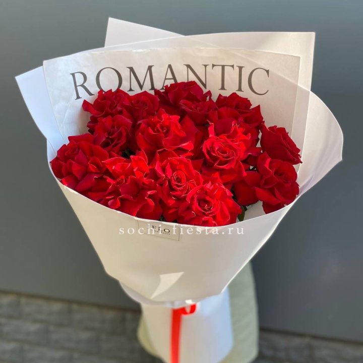 19 высоких роз в оформлении в Подольске
