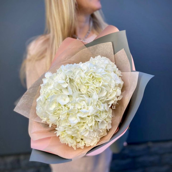 Букет из трёх белых гортензий в Подольске