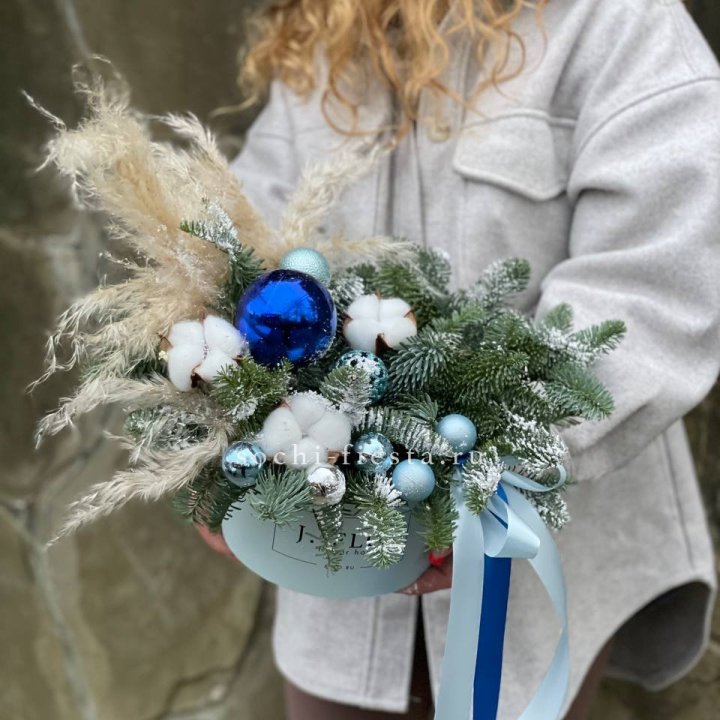 Новогодняя композиция в коробке блю в Подольске