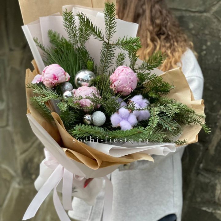 Новогодний букет с пионами  в Подольске