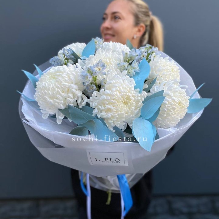 Букет хризантем Бигуди и дельфиниума  в Подольске