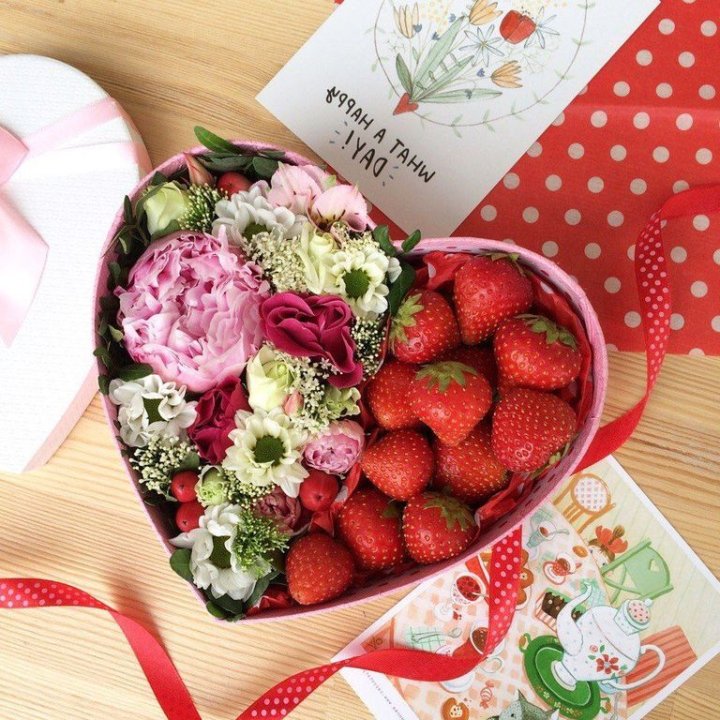 Бокс с клубникой и цветами в Подольске