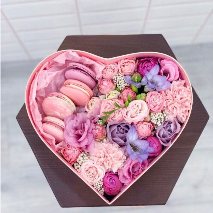 Бокс-сердце с макаронс  в Подольске