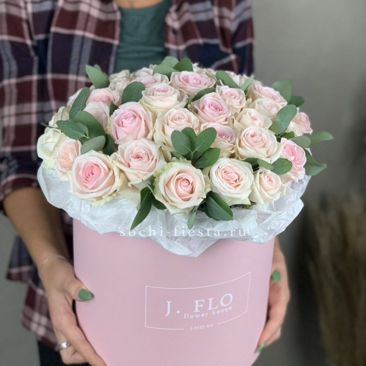 35 розовых роз в цилиндре в Подольске