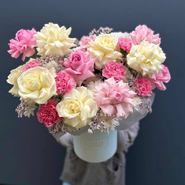 Коробка французских роз и диантусов "Бони" в Подольске