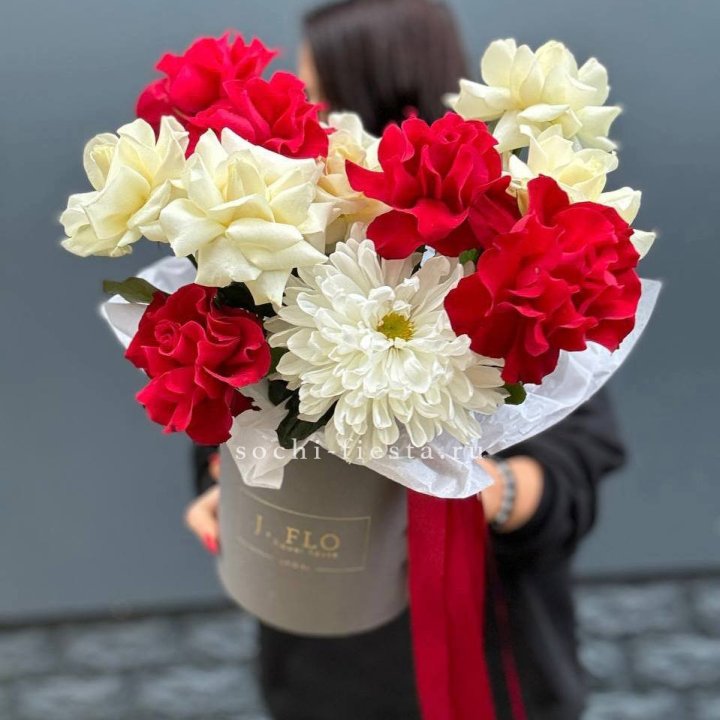 Французские розы с хризантемой в боксе в Подольске