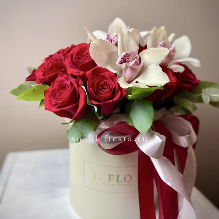 Розы и орхидеи в боксе в Подольске